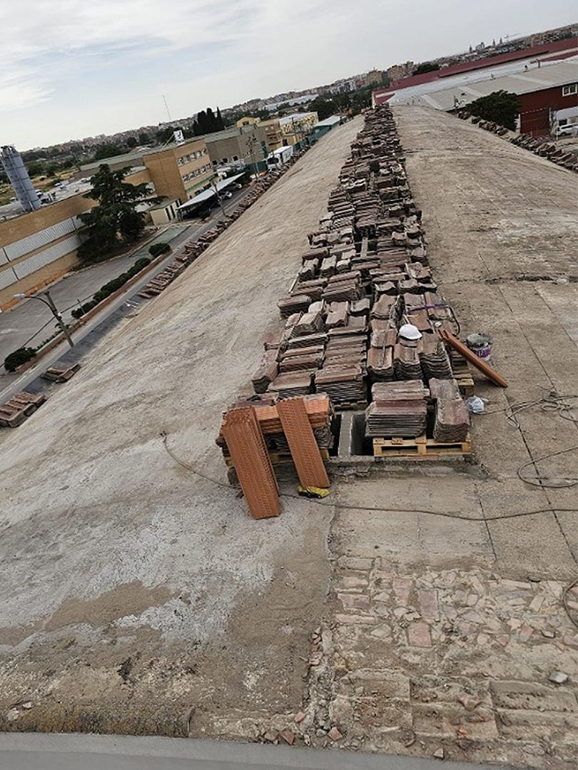 Abeco Reparaciones Impermeabilización líquida para cubiertas complejas, foto de detalle: 3. Levantamiento de la totalidad del tejado existente.