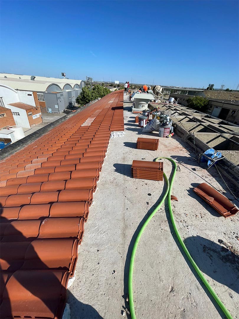 Abeco Reparaciones Impermeabilización líquida para cubiertas complejas, foto de detalle: 5. Suministro e instalación de tejas nuevas, sujeción con espuma de poliuretano.
