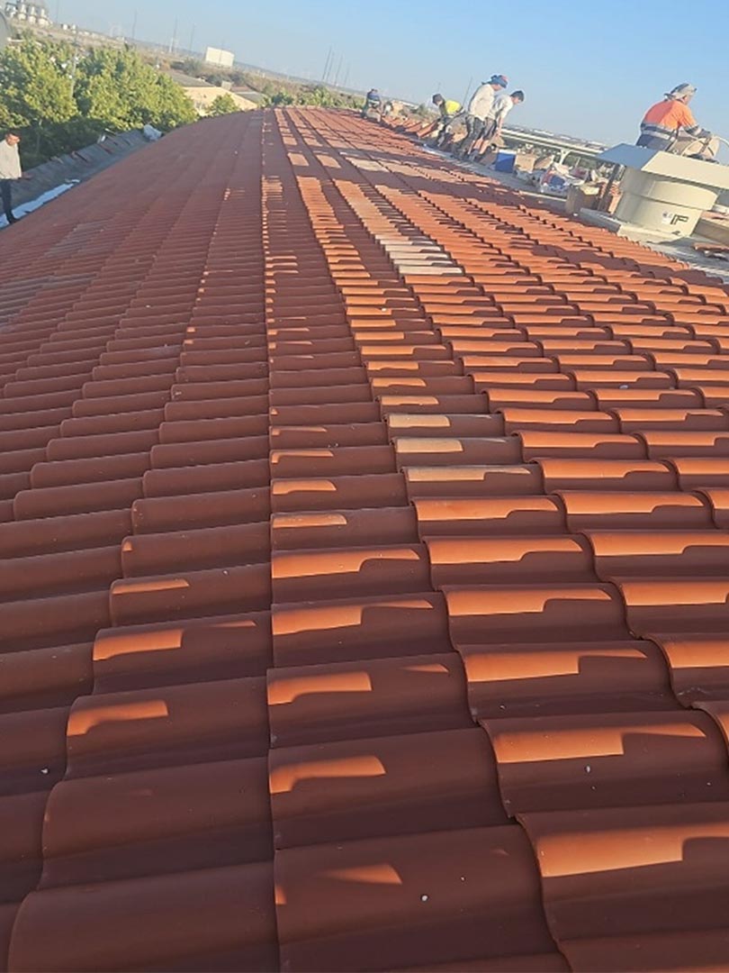 Abeco Reparaciones Impermeabilización líquida para cubiertas complejas, foto de detalle: 6. Suministro e instalación de tejas nuevas, sujeción con espuma de poliuretano.