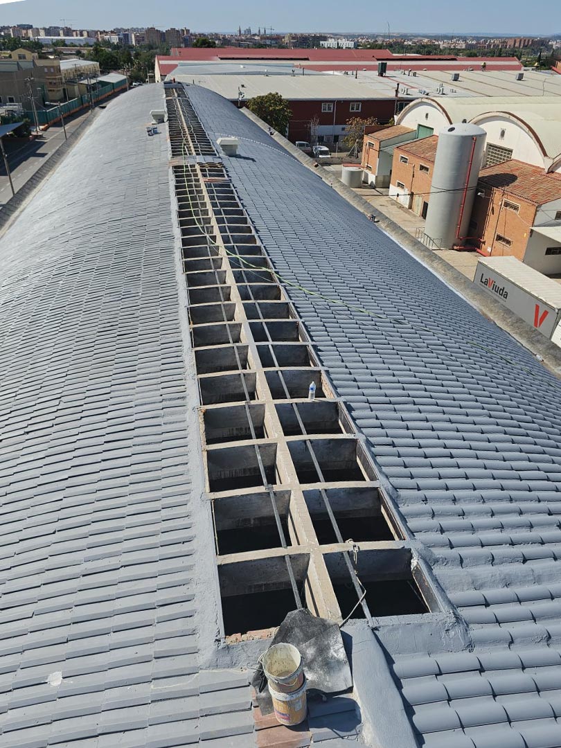 Abeco Reparaciones Impermeabilización líquida para cubiertas complejas, foto de detalle: 7. Suministros y aplicación de pintura impermeabilizante Koraza membrana 100.